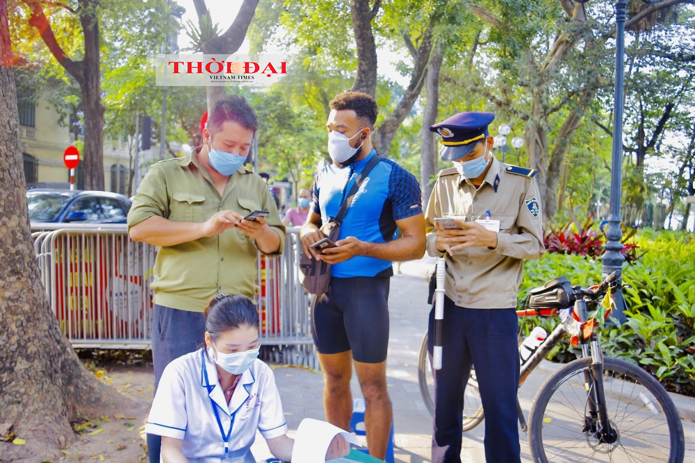 Hà Nội: Người nước ngoài ngỡ ngàng khi không đeo khẩu trang và bị xử phạt Hà Nội: Người nước ngoài ngỡ ngàng khi không đeo khẩu trang và bị xử phạt