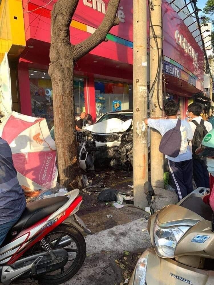 Đạp nhầm chân ga, nữ tài xế gây tai nạn liên hoàn