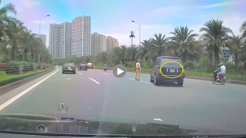 Xe sang Range Rover phóng như bay trên Đại lộ vượt quá tốc độ và cái kết... Xe sang Range Rover phóng như bay trên Đại lộ vượt quá tốc độ và cái kết...