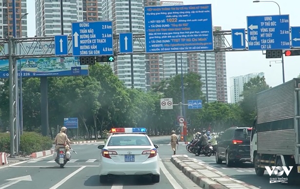 Năng lượng tích cực: CSGT mở đường hơn 100km để mang món quà 