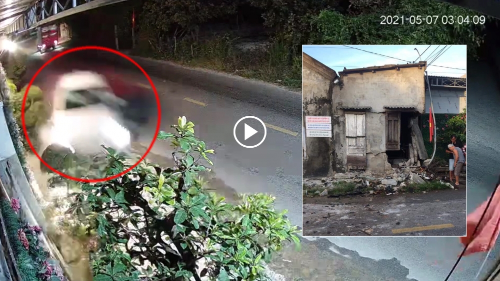 Vào cua mất lái, ô tô đâm đổ 2 cột điện, 1 nhà dân Vào cua mất lái, ô tô đâm đổ 2 cột điện, 1 nhà dân