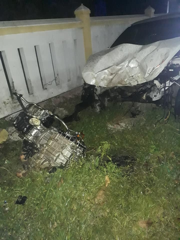 Vào cua mất lái, ô tô đâm đổ 2 cột điện, 1 nhà dân Vào cua mất lái, ô tô đâm đổ 2 cột điện, 1 nhà dân