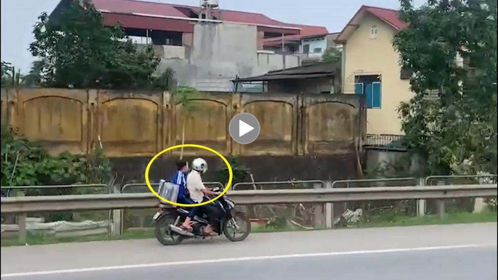 Đôi nam nữ đi ngược chiều trên cao tốc khiến hàng loạt ô tô ngao ngán Đôi nam nữ đi ngược chiều trên cao tốc khiến hàng loạt ô tô ngao ngán