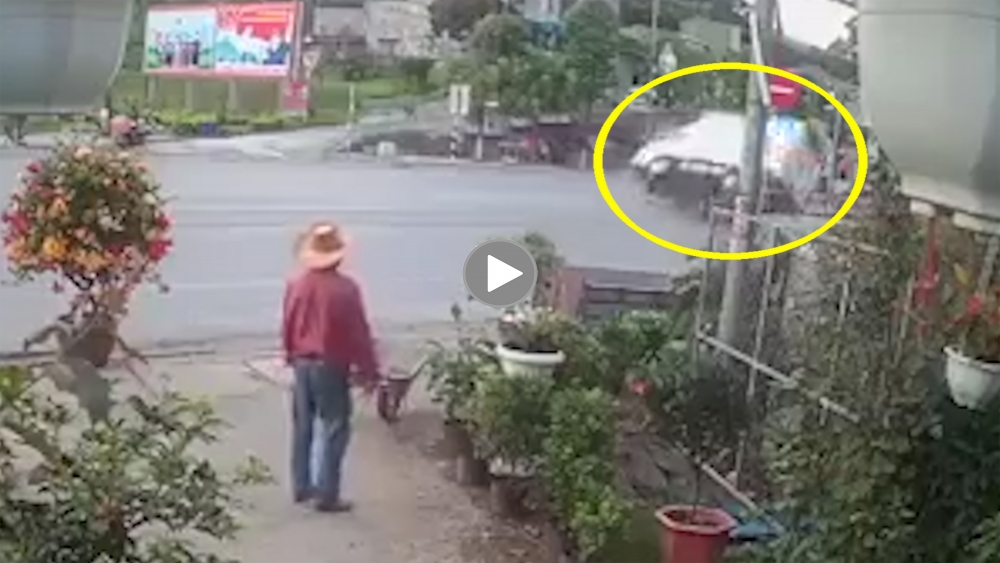 Xe tải bị lật sau pha phanh gấp, đánh lái tránh xe máy sang đường Xe tải bị lật sau pha phanh gấp, đánh lái tránh xe máy sang đường