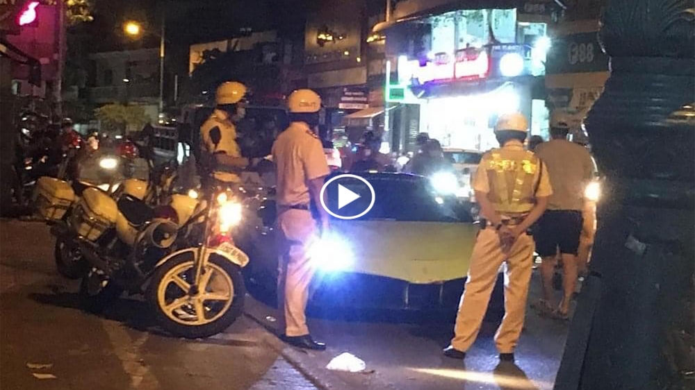 Chủ nhân siêu xe Ferrari 488 GTB bị lực lượng chức năng còng tay tại Tp.HCM Chủ nhân siêu xe Ferrari 488 GTB bị lực lượng chức năng còng tay tại Tp.HCM
