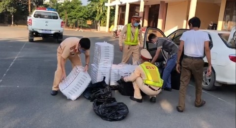 CSGT kiểm tra, phát hiện ô tô chở gần 5 nghìn gói thuốc lá nhập lậu CSGT kiểm tra, phát hiện ô tô chở gần 5 nghìn gói thuốc lá nhập lậu