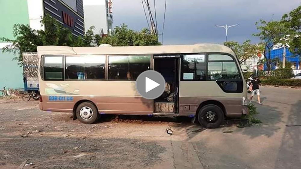 Giây phút xe khách vượt đèn đỏ đâm 2 vợ chồng đi xe máy thương vong Giây phút xe khách vượt đèn đỏ đâm 2 vợ chồng đi xe máy thương vong