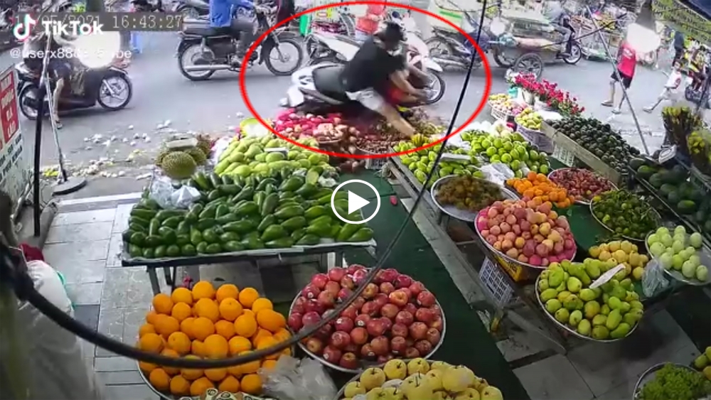 Mẹ quên tắt máy xe, con nhỏ 