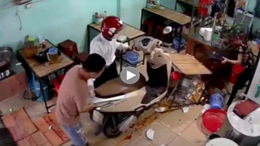 Xe máy mất lái 