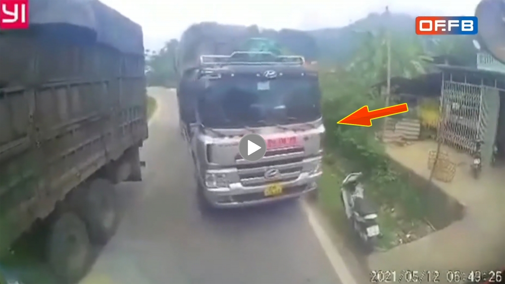 Hú hồn xe tải chở hàng nặng xuống dốc đi ẩu suýt gây tai nạn kinh hoàng Hú hồn xe tải chở hàng nặng xuống dốc đi ẩu suýt gây tai nạn kinh hoàng