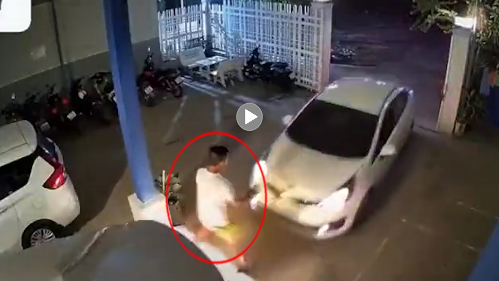 Đỗ xe vào nhà, ô tô lỡ đà đâm thẳng đuôi xe phía trước Đỗ xe vào nhà, ô tô lỡ đà đâm thẳng đuôi xe phía trước