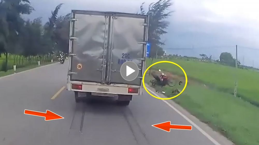 Tránh người đi xe máy tự ngã, 2 xe tải đâm nhau lật nghiêng xuống đường Tránh người đi xe máy tự ngã, 2 xe tải đâm nhau lật nghiêng xuống đường