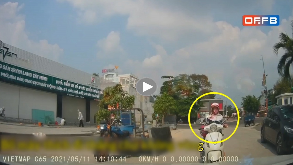 Người phụ nữ đi xe máy quát tháo bắt ô tô phải nhường đường mình Người phụ nữ đi xe máy quát tháo bắt ô tô phải nhường đường mình