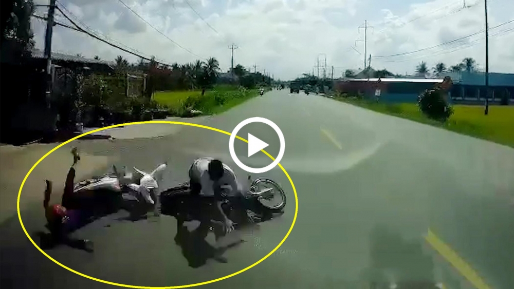 Ngã vào gầm ô tô tử vong sau va chạm giữa 2 xe máy Ngã vào gầm ô tô tử vong sau va chạm giữa 2 xe máy