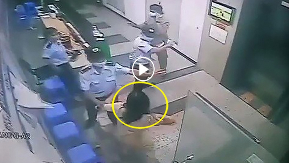 Clip: Người phụ nữ không đeo khẩu trang, hành hung bảo vệ chung cư Clip: Người phụ nữ không đeo khẩu trang, hành hung bảo vệ chung cư