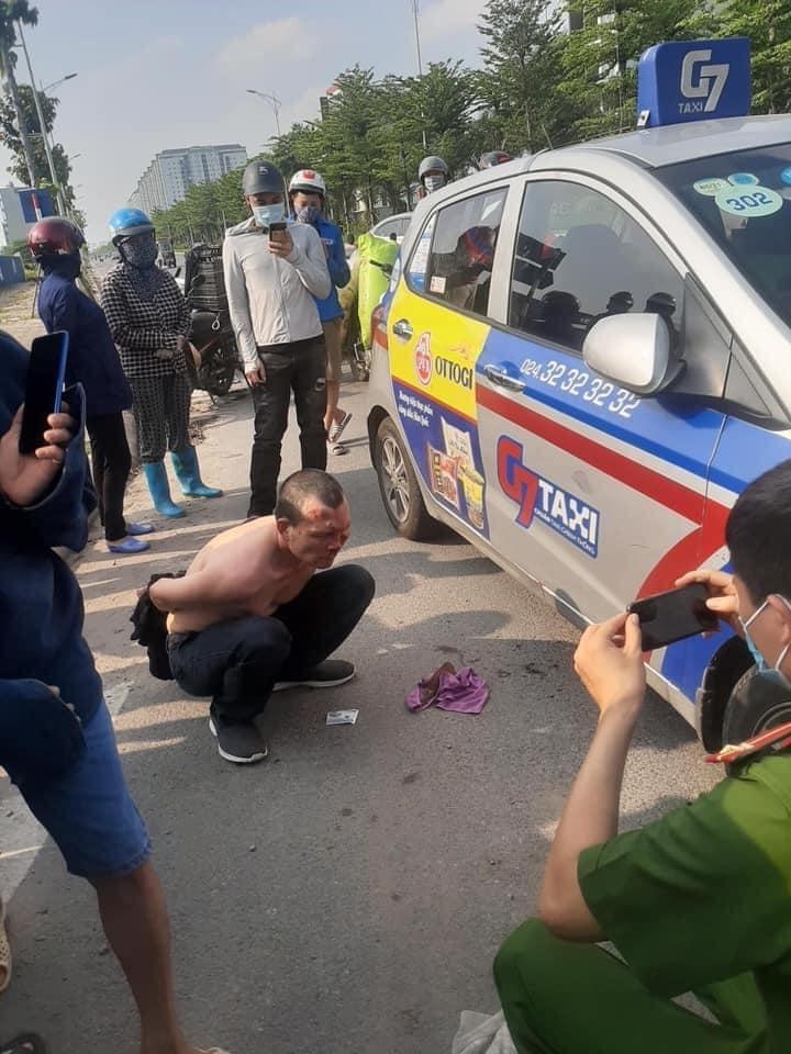 Tài xế taxi vật lộn với tên cướp đang bị truy nã Tài xế taxi vật lộn với tên cướp đang bị truy nã