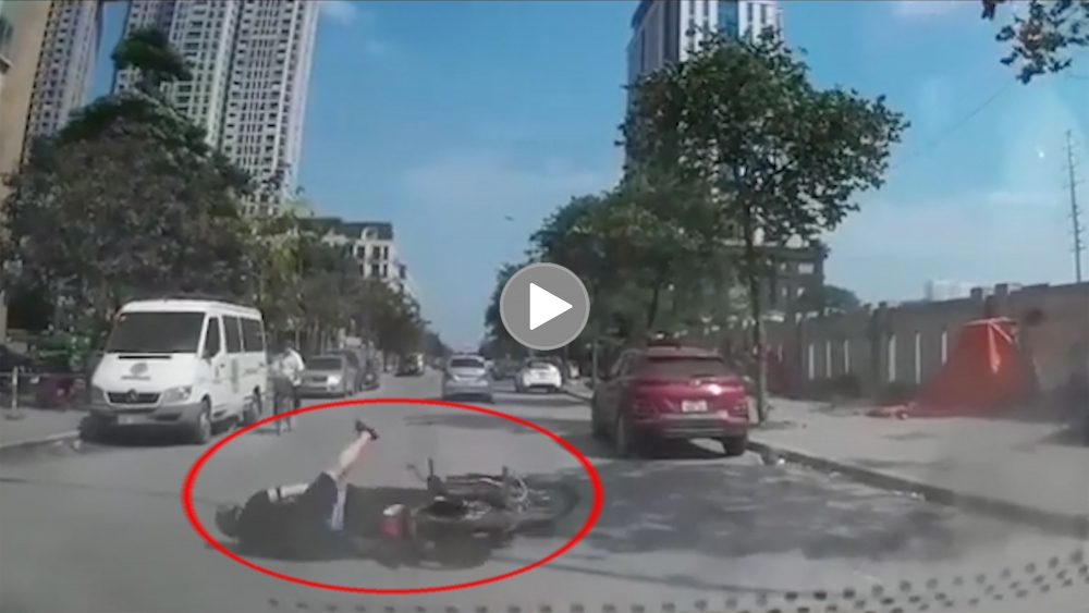 Qua ngã 4 không quan sát, xe máy bị hạ 'đo ván' Qua ngã 4 không quan sát, xe máy bị hạ 'đo ván'