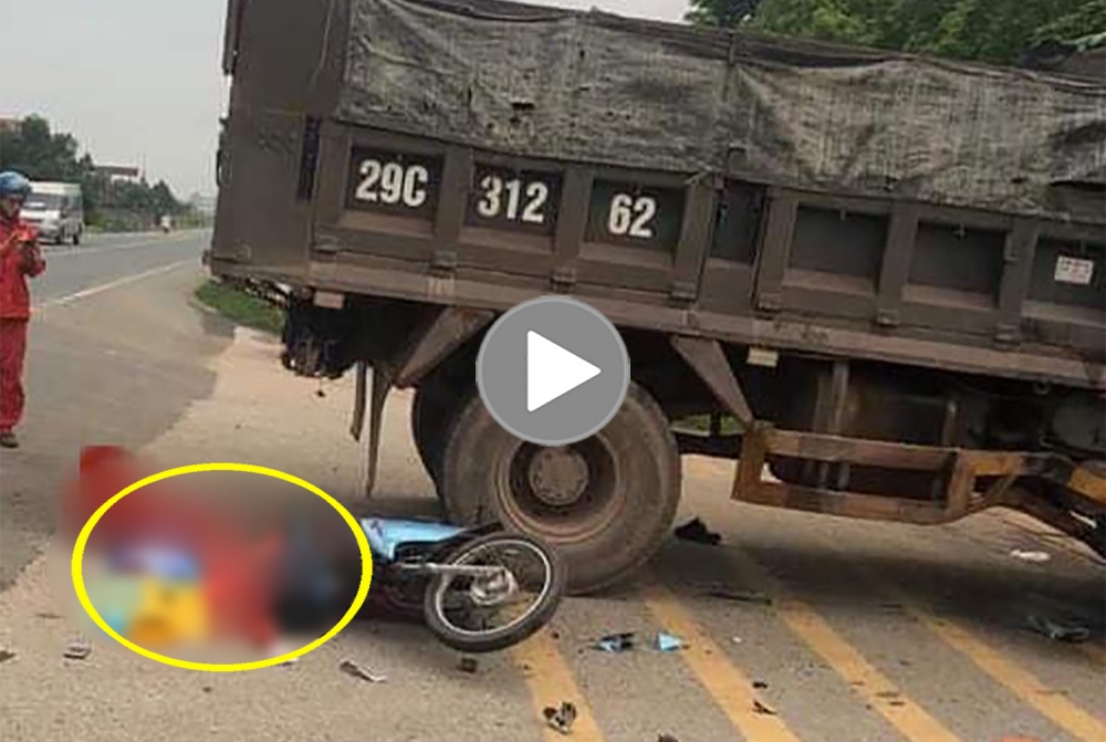 Hai người đi xe máy thương vong sau khi đâm vào xe Ben Hai người đi xe máy thương vong sau khi đâm vào xe Ben