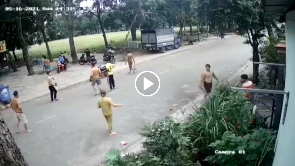 Nhóm thanh niên tụ tập bốc đầu, rú ga trong khu phố bị người dân 'dạy dỗ' Nhóm thanh niên tụ tập bốc đầu, rú ga trong khu phố bị người dân 'dạy dỗ'