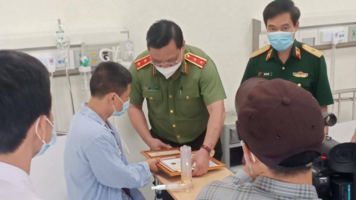 Tài xế bắt cướp bất ngờ và cảm thấy vinh dự khi nhận bằng khen Tài xế bắt cướp bất ngờ và cảm thấy vinh dự khi nhận bằng khen