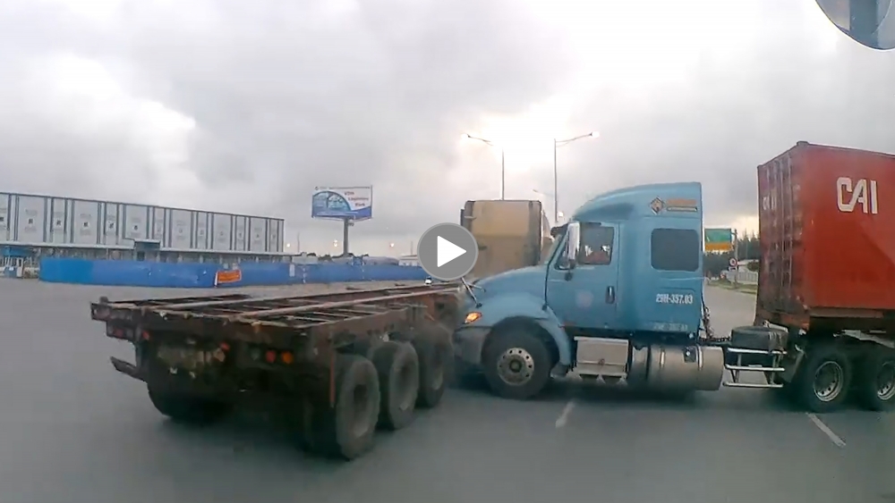 Khoảng khắc 2 xe Container bị kéo toác đầu tại ngã tư sau va chạm