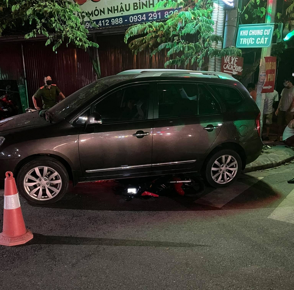Ô tô nhầm chân ga đâm hoàng loạt xe máy đang dừng chờ đèn xanh đỏ Ô tô nhầm chân ga đâm hoàng loạt xe máy đang dừng chờ đèn xanh đỏ
