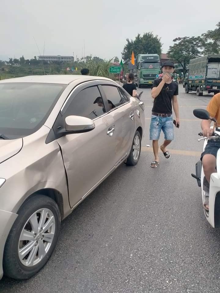 Va chạm với 2 xe ô tô, thanh niên đi xe máy... thiệt mạng Va chạm với 2 xe ô tô, thanh niên đi xe máy... thiệt mạng
