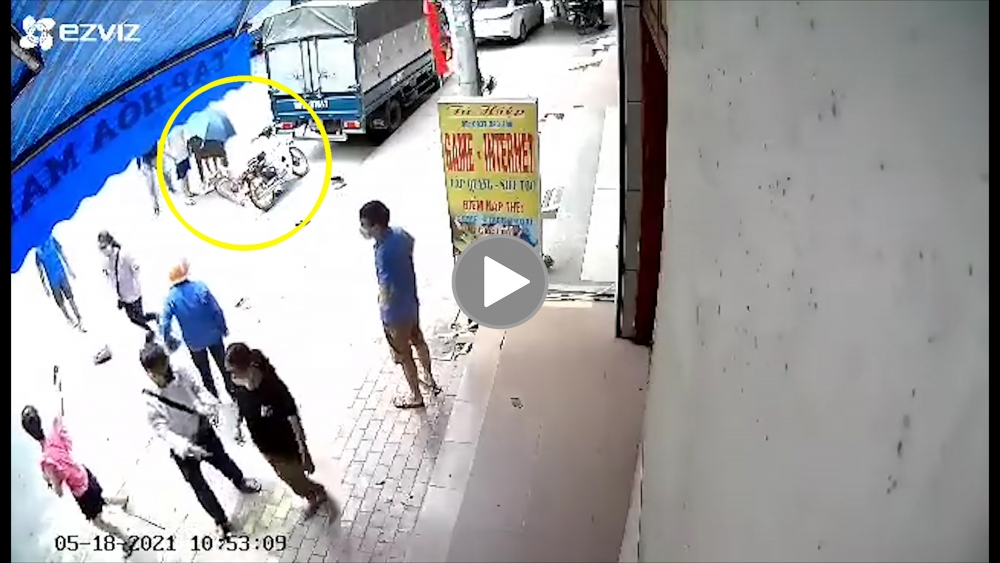 Đâm vào đuôi xe tải, 2 bên giải quyết tình cảm bằng 10 triệu Đâm vào đuôi xe tải, 2 bên giải quyết tình cảm bằng 10 triệu