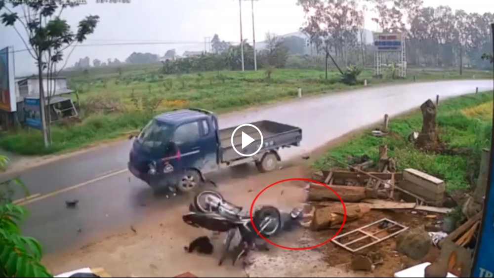 Xe tải ôm cua mất lái, tông trực diện xe máy Xe tải ôm cua mất lái, tông trực diện xe máy