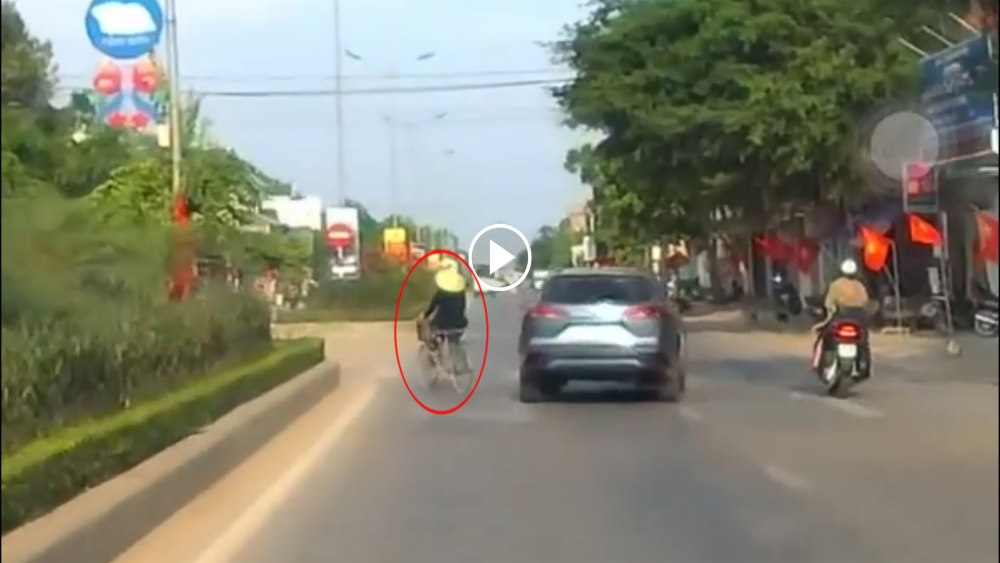 Thót tim cảnh tài xế ô tô đánh lái tránh người phụ nữ đạp xe sang đường Thót tim cảnh tài xế ô tô đánh lái tránh người phụ nữ đạp xe sang đường