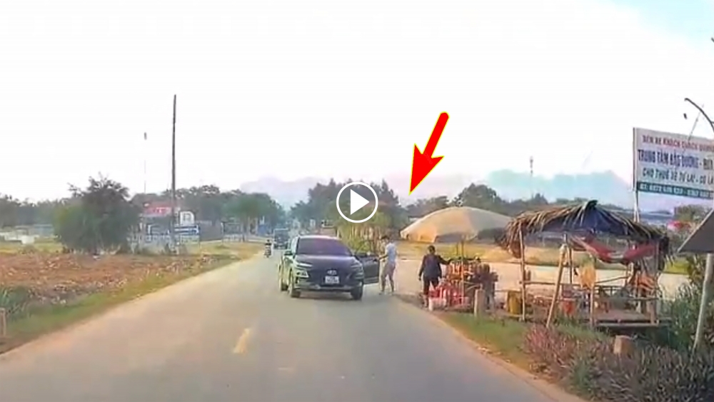 Đỗ xe ô tô giữa đường, tài xế xuống mua 'nem chua' quên luôn không đóng cửa Đỗ xe ô tô giữa đường, tài xế xuống mua 'nem chua' quên luôn không đóng cửa