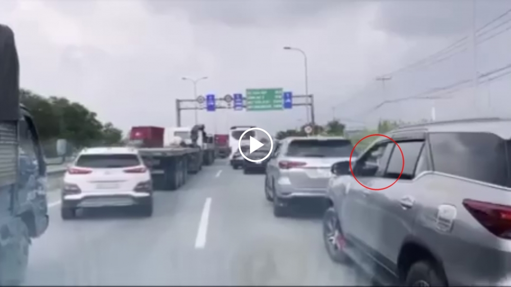 Năng lượng tích cực: Hàng dài ô tô cố nhường xe cứu thương đi qua đoạn đường tắc cứng Năng lượng tích cực: Hàng dài ô tô cố nhường xe cứu thương đi qua đoạn đường tắc cứng