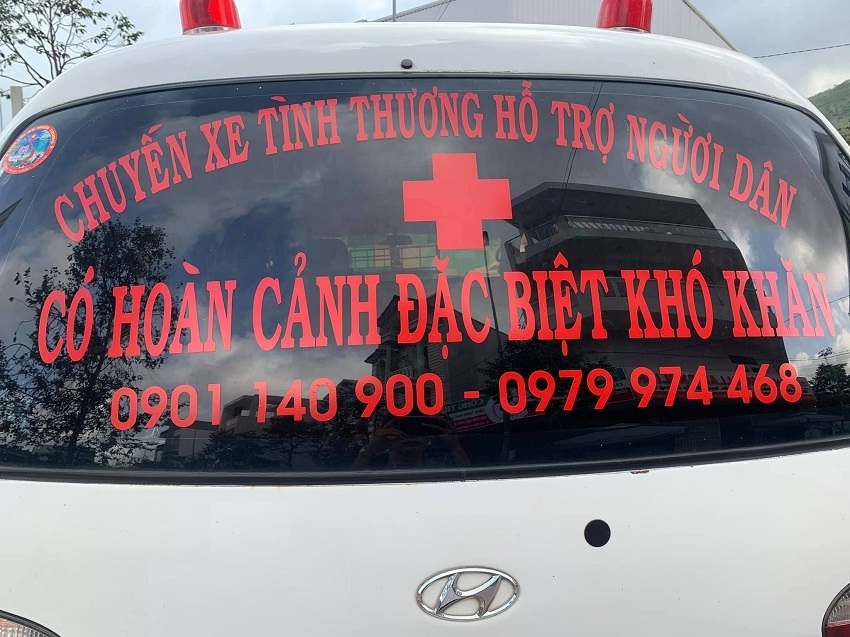 Năng lượng tích cực: Hàng dài ô tô cố nhường xe cứu thương đi qua đoạn đường tắc cứng Năng lượng tích cực: Hàng dài ô tô cố nhường xe cứu thương đi qua đoạn đường tắc cứng