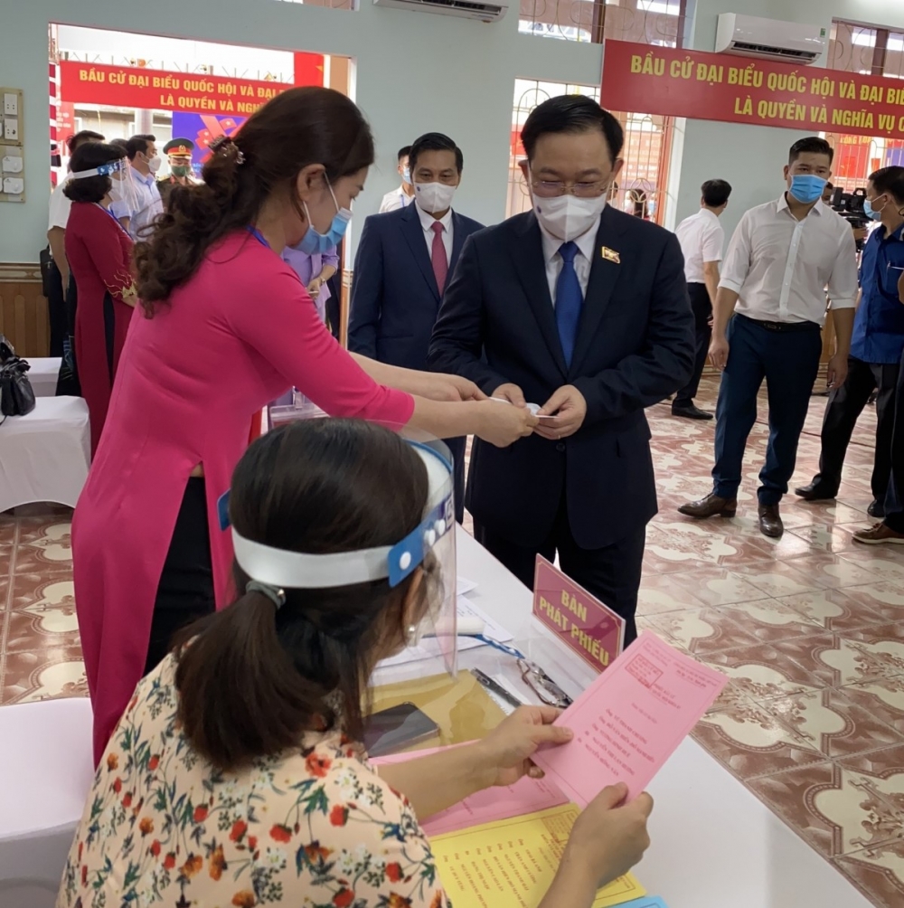 Chùm ảnh: Lãnh đạo Đảng, Nhà nước đi bầu cử, thực hiện quyền, nghĩa vụ công dân Chùm ảnh: Lãnh đạo Đảng, Nhà nước đi bầu cử, thực hiện quyền, nghĩa vụ công dân
