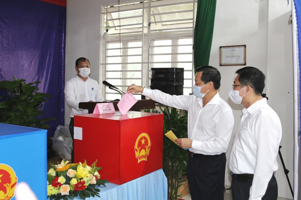Chùm ảnh: Lãnh đạo Đảng, Nhà nước đi bầu cử, thực hiện quyền, nghĩa vụ công dân Chùm ảnh: Lãnh đạo Đảng, Nhà nước đi bầu cử, thực hiện quyền, nghĩa vụ công dân