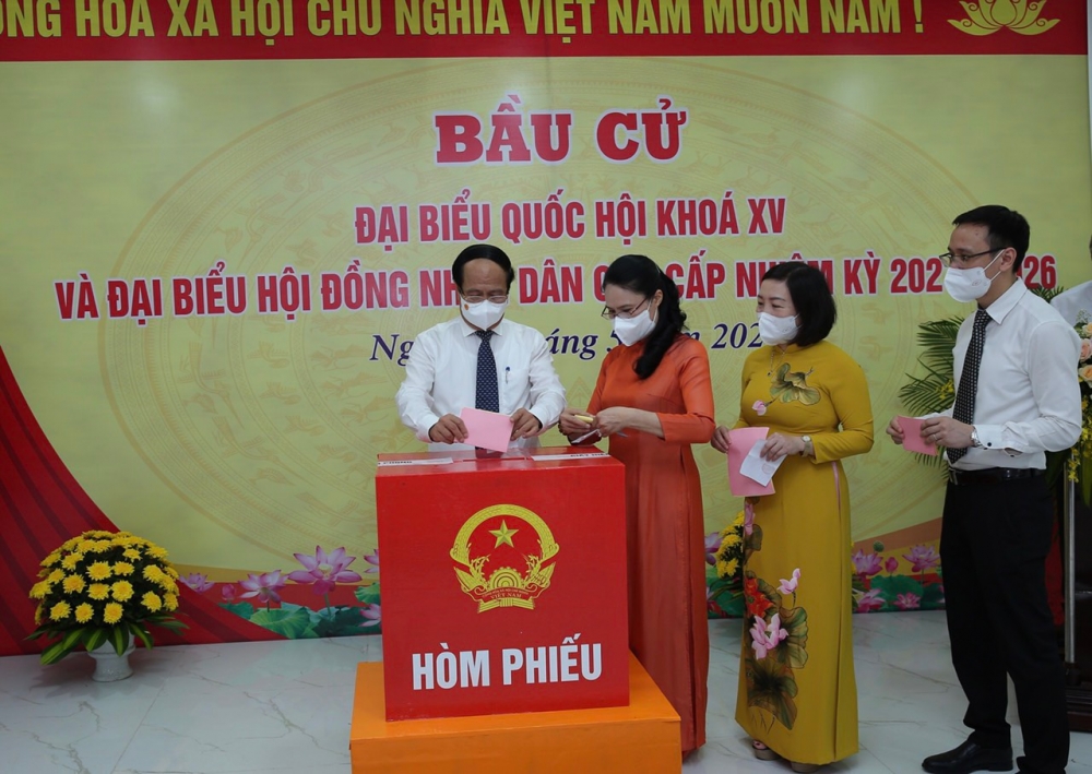Chùm ảnh: Lãnh đạo Đảng, Nhà nước đi bầu cử, thực hiện quyền, nghĩa vụ công dân Chùm ảnh: Lãnh đạo Đảng, Nhà nước đi bầu cử, thực hiện quyền, nghĩa vụ công dân