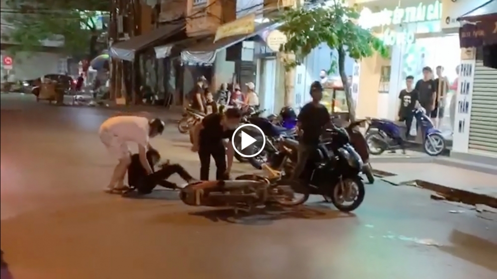 Tụ tập đua xe, 1 thanh niên trong nhóm nhận cái 