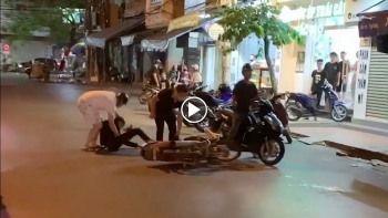 Tụ tập đua xe, 1 thanh niên trong nhóm nhận cái 