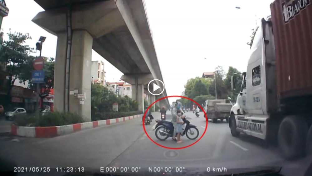 Năng lượng tích cực: Người đàn ông tận tình giúp đỡ khi thấy cháu bé sang đường khó khăn Năng lượng tích cực: Người đàn ông tận tình giúp đỡ khi thấy cháu bé sang đường khó khăn