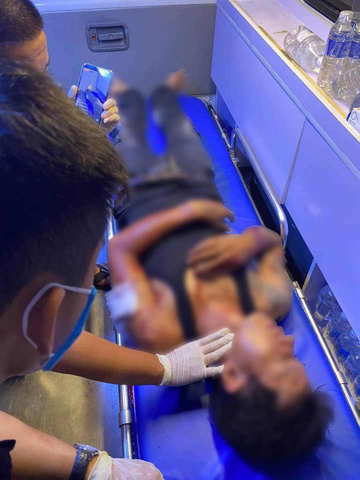 Thêm một vụ tài xế xe Ben nhất quyết không nhường đường cho xe cứu thương vượt Thêm một vụ tài xế xe Ben nhất quyết không nhường đường cho xe cứu thương vượt