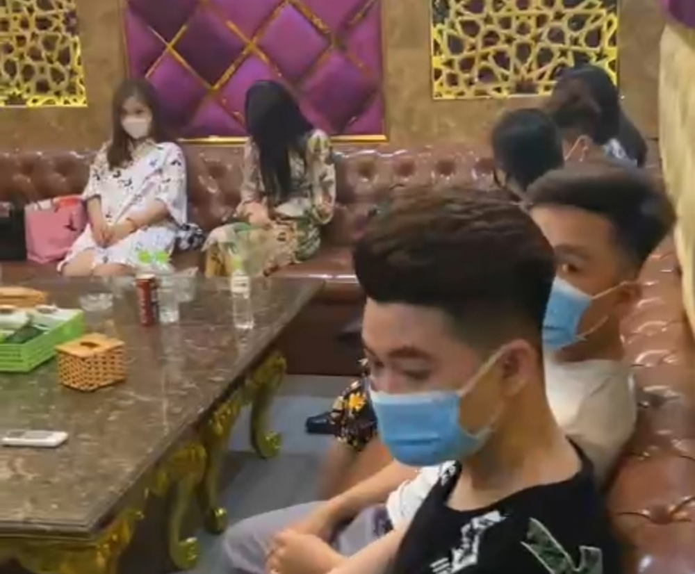 Bất chấp lệnh cấm, nhà hàng Itaewon vẫn tổ chức cho khách hát karaoke giữa mùa dịch Bất chấp lệnh cấm, nhà hàng Itaewon vẫn tổ chức cho khách hát karaoke giữa mùa dịch