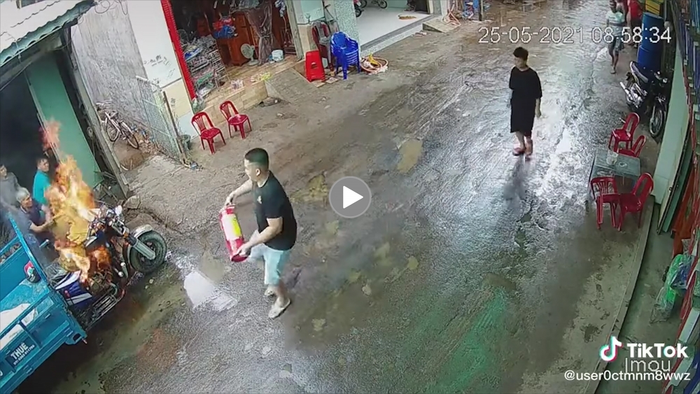 Hai thợ hàn xì để lửa bùng cháy khiến cả xóm hoàng loạn Hai thợ hàn xì để lửa bùng cháy khiến cả xóm hoàng loạn