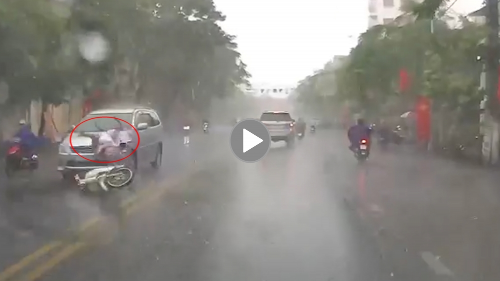 Khoảnh khắc ôtô 7 chỗ đâm trúng nữ sinh đi xe máy dưới trời mưa Khoảnh khắc ôtô 7 chỗ đâm trúng nữ sinh đi xe máy dưới trời mưa