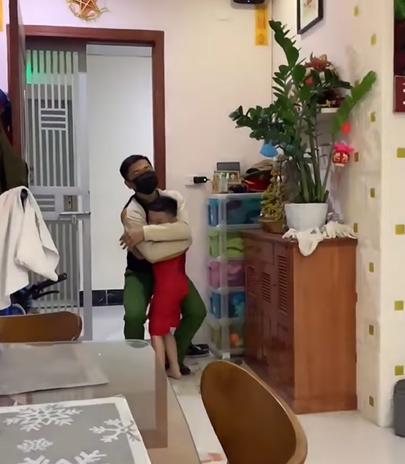 Năng lượng tích cực: Hạnh phúc vỡ òa của 2 em bé khi đón bố sau nhiều ngày chống dịch Năng lượng tích cực: Hạnh phúc vỡ òa của 2 em bé khi đón bố sau nhiều ngày chống dịch