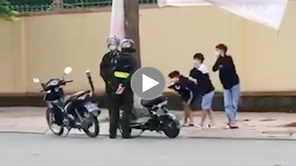 Đi xe đạp điện vi phạm giao thông, 3 em học sinh bị CSCĐ phạt 'yêu' Đi xe đạp điện vi phạm giao thông, 3 em học sinh bị CSCĐ phạt 'yêu'