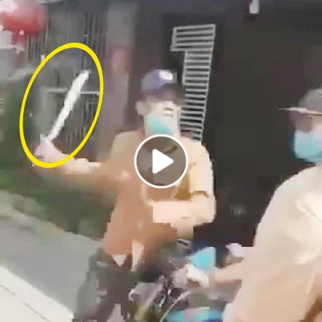 Video: Nam thanh niên dùng hung khí tấn công CSGT giải cứu xe cho bạn Video: Nam thanh niên dùng hung khí tấn công CSGT giải cứu xe cho bạn
