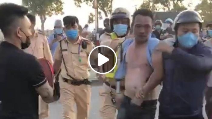 Video: Nam tài xế xe khách Chính Nghĩa chống đối lực lượng chức năng Video: Nam tài xế xe khách Chính Nghĩa chống đối lực lượng chức năng