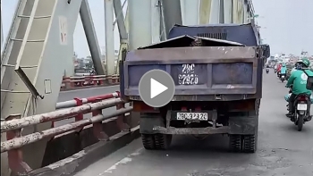 Chiếc xe tải làm vung vãi đá xây dựng ra cầu Chương Dương khiến nhiều người bức xúc