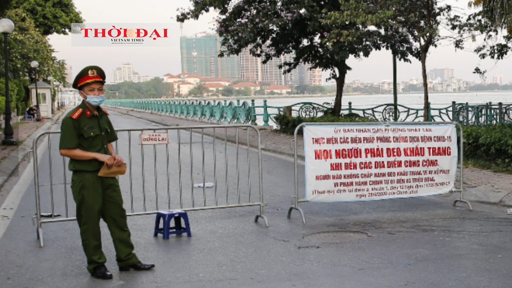 Nhiều người cố tình tụ tập ở khu vực hồ Tây để tập thể dục