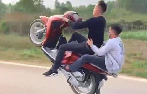 trie u ta p thanh nie n quay clip bo c da u xe ma y khoe le n facebook